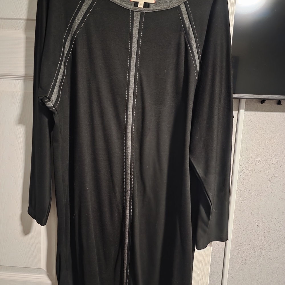 Max Studio Black and Gray Long Sleeve Top